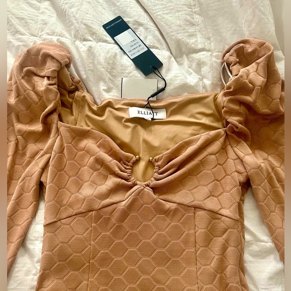 Elliatt Caribbean Textured Puffsleeve Minidress size L in beige NWT - Picture 4 of 7